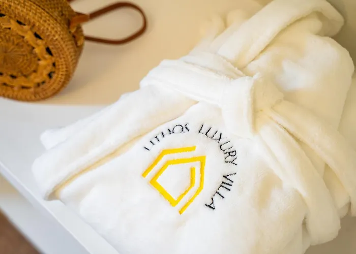 Lithos Luxury Pool Вилла