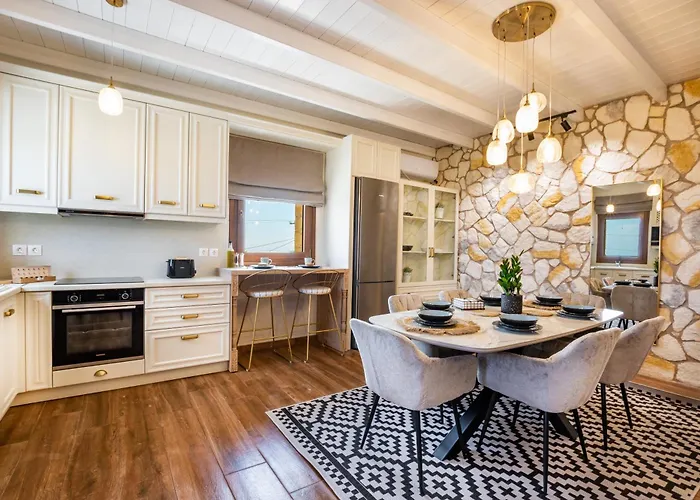 فيلة Lithos Luxury Pool *